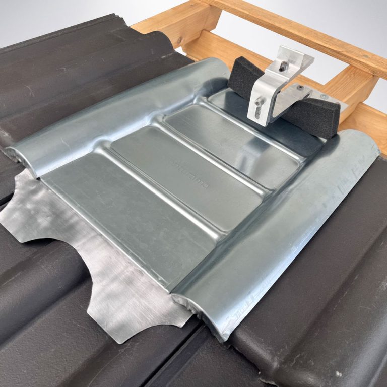 Montagebeispiel - Blechziegel Frankfurter Pfanne für Photovoltaik Anlagen - Metalldachplatten