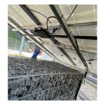Produktbild: Nahaufnahme PV Modul mit installiertem Wechselrichter