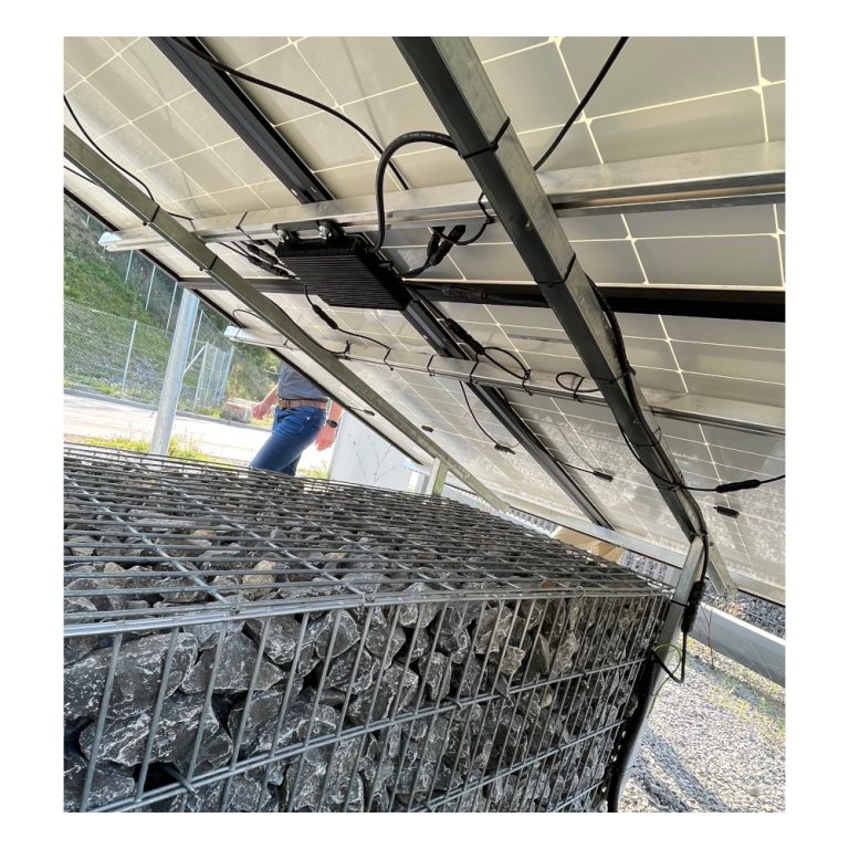 Produktbild: Nahaufnahme PV Modul mit installiertem Wechselrichter