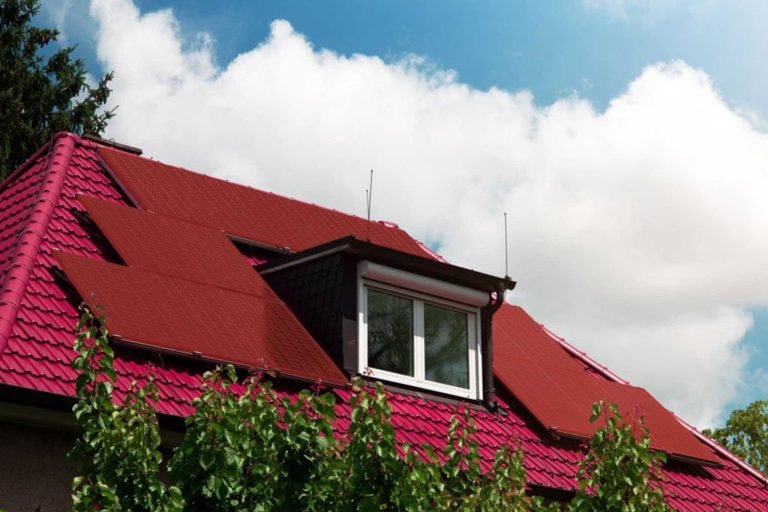Mit farbigen PV-Modulen können Sie Ihre PV-Anlage ästhetisch an Ihr Haus anpassen.