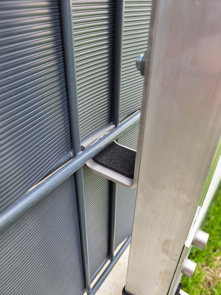 Halterung in Aktion - Balkonkraftwerk Halterung für Balkon und Zaun - Set für 1 PV Modul