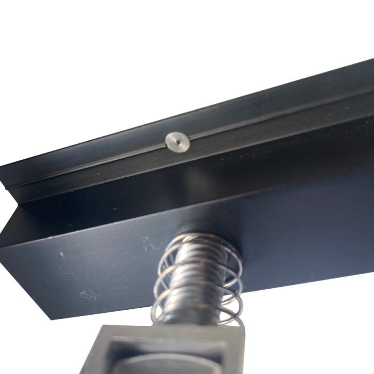 Produktbild PV Mittelklemme mit Erdungspin Nahaufnahme