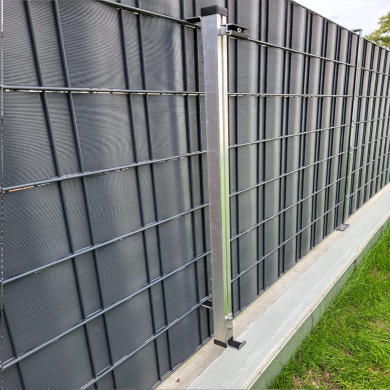 Halterung in Aktion - Balkonkraftwerk Halterung für Balkon und Zaun - Set für 1 PV Modul