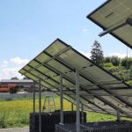 Blick von hinten auf die PV Unterkonstruktion mit PV Modulen.
