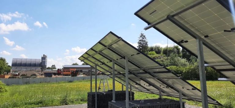 Blick von hinten auf die PV Unterkonstruktion mit PV Modulen.