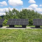 Drei Cestino Solare Plurale stehen auf einer Freifläche.