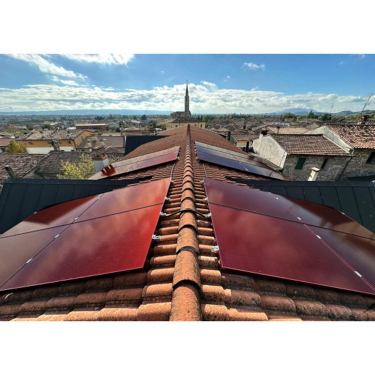 Dachmontage der FuturaSun Silk® Nova Rote PV-Module
