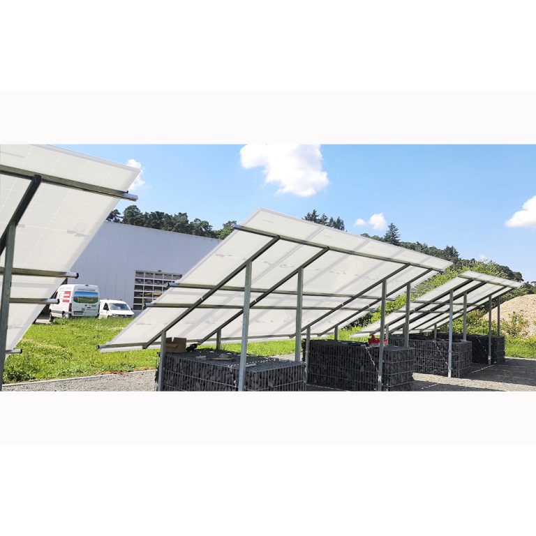 Die Cestino Solare Plurale PV Unterkonstruktion auf einer Freifläche.
