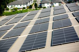 Solarpanele auf einem großen Dach