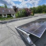 Solarpanele auf einem Flachdach