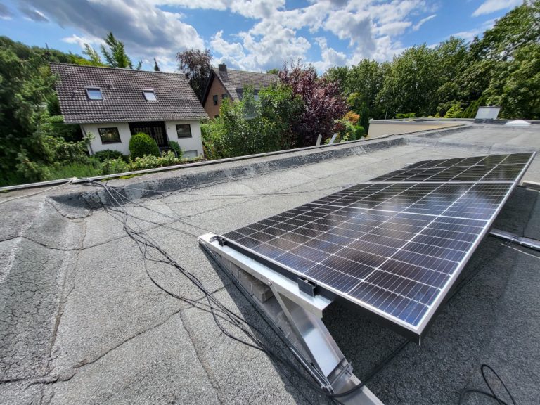 Solarpanele auf einem Flachdach
