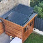 Solarpanele mit Aufständerung auf einem Gartenhaus