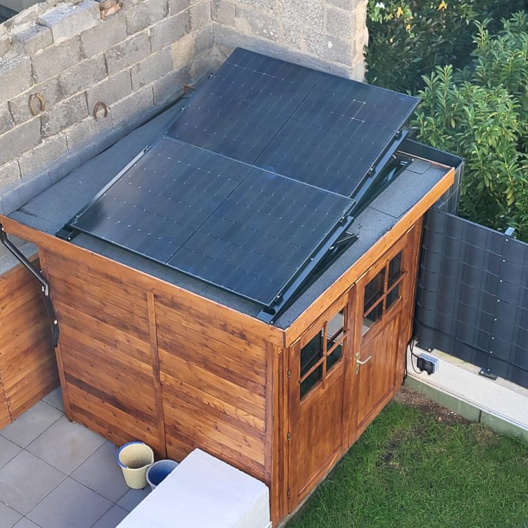 Solarpanele mit Aufständerung auf einem Gartenhaus