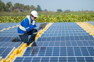 Solar Techniker wertet den Ertrag einer Freiflächen Anlage aus