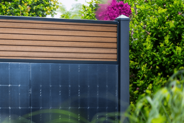 Vorschaubild: FlexPVence Solarzaun mit WPC in Teak