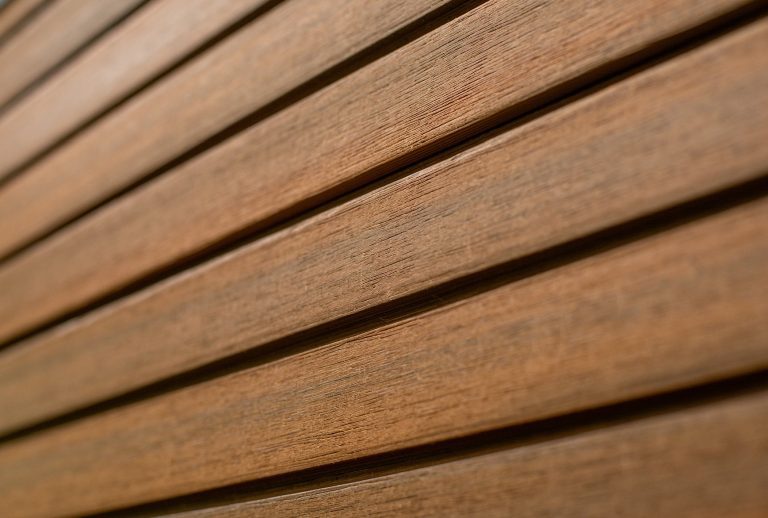 Nahaufnahme: WPC-Lamellen: Natürliche Optik und pflegeleichte Eigenschaften in vier Designs.
