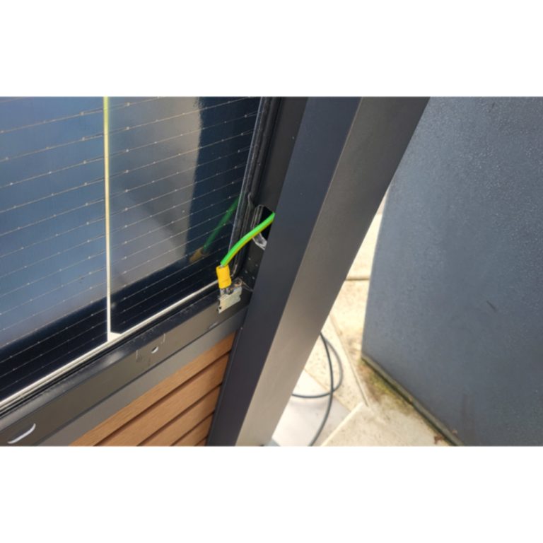 Produktbild: Die Kabel verschwinden im Pfosten
